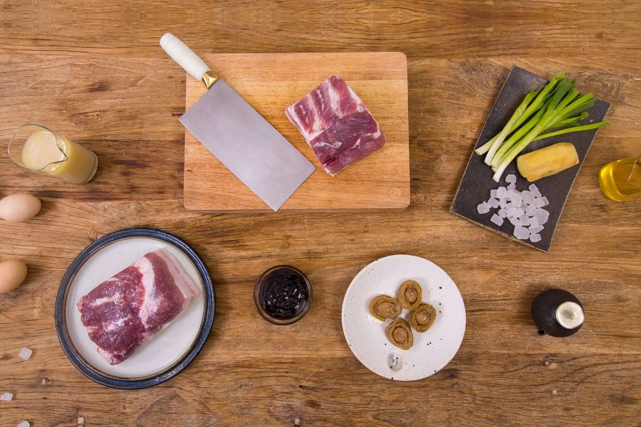 響當當?shù)奈宓烂朗匙龇ǎ褐袊俗類鄣南嘛埐耍? src="/shige/d/file/bigpic/190404/04/13-1P40P93039.gif" style="height: 534px; width: 800px;" / data-gQW1="n05RSl"></p>
<p data-SRwU="5Y02vm">
	　　中國人的飯桌上，什么時候都少不了幾道下飯的硬菜：獅子頭、松鼠桂魚、回鍋肉、紅棗煨肘、豉汁炒蛤蜊&hellip;&hellip;</p>
<p data-hK9N="9n1pRg">
	　　這些響當當?shù)拇蟛?，自己吃很下飯，請人吃也有面子?/p>
<p data-LRmf="UiLatm">
	　　今天，我們請來了幾位大師傅，其中不乏掌勺超過30年的國家特級廚師，請他們傳授幾招秘訣，教我們?nèi)绾芜x用最得當?shù)氖巢模ㄗ钌俚臅r間、用最簡單的技巧，燒出厲害的下飯菜。</p>
<h2 data-f2cB="7hOuv8">
	獅子頭</h2>
<p data-TuXn="1yUPiY">
	　　淮揚菜有&ldquo;東南第一佳味，天下之至美&rdquo;的贊譽，我們給大家介紹的第一道大菜，就是淮揚名菜&mdash;&mdash;獅子頭，由國家特級廚師高曉生掌勺。</p>
<p data-bn5f="IrodjN">
	　　做得好的獅子頭，肉質(zhì)細嫩，口感松軟，吃的時候甚至不能用筷子夾，要用羹勺舀才不會碎。<br / data-SOcf="NHq2sn">
	<img alt=