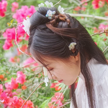 繁花盛開(kāi)帶團(tuán)扇女生頭像，唯美古風(fēng)真人頭像