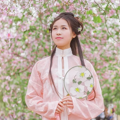 繁花盛開(kāi)帶團(tuán)扇女生頭像，唯美古風(fēng)真人頭像