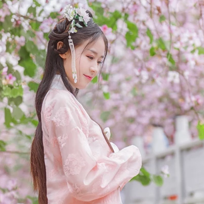 繁花盛開(kāi)帶團(tuán)扇女生頭像，唯美古風(fēng)真人頭像