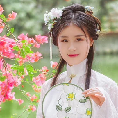 繁花盛開(kāi)帶團(tuán)扇女生頭像，唯美古風(fēng)真人頭像