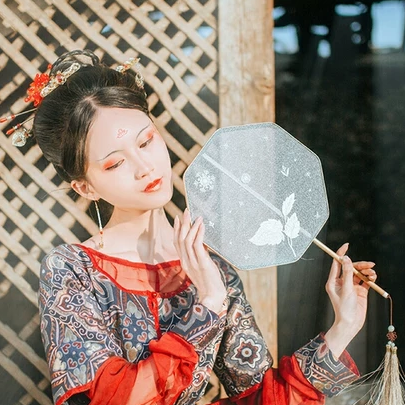 枯枝秋意帶團(tuán)扇女生頭像，唯美古風(fēng)真人頭像