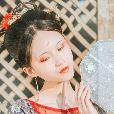 枯枝秋意帶團(tuán)扇女生頭像，唯美古風(fēng)真人頭像