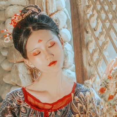 枯枝秋意帶團(tuán)扇女生頭像，唯美古風(fēng)真人頭像