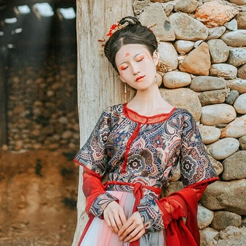 枯枝秋意帶團(tuán)扇女生頭像，唯美古風(fēng)真人頭像