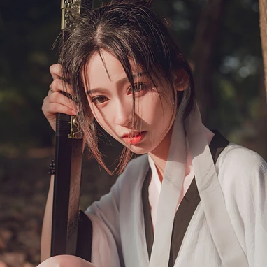 瀟灑霸氣帶兵器女生頭像，唯美古風(fēng)真人頭像