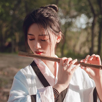 瀟灑霸氣帶兵器女生頭像，唯美古風(fēng)真人頭像