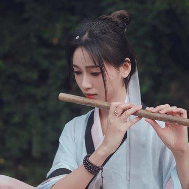 瀟灑霸氣帶兵器女生頭像，唯美古風(fēng)真人頭像