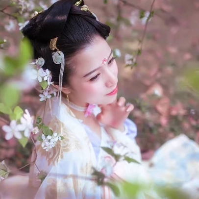 繁花浪漫帶團(tuán)扇女生頭像，唯美古風(fēng)真人頭像
