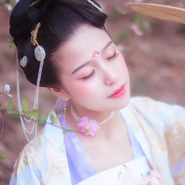 繁花浪漫帶團(tuán)扇女生頭像，唯美古風(fēng)真人頭像