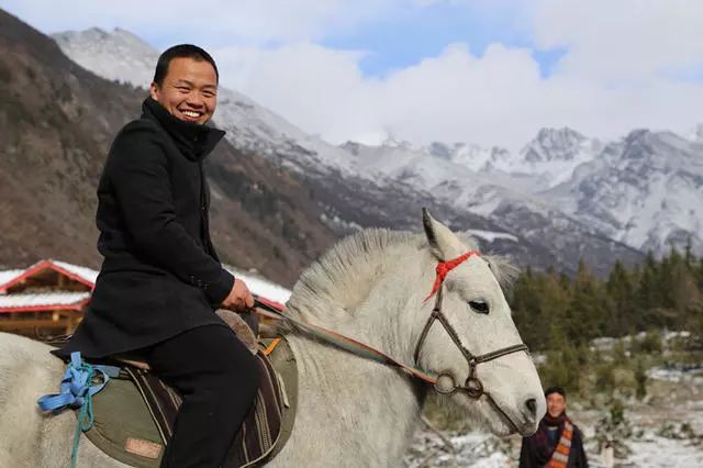 光和云朵·雪寶頂，喂馬劈柴看盡四季繁華