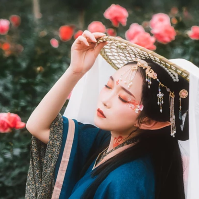 花間賞花女生頭像，唯美古風(fēng)真人頭像