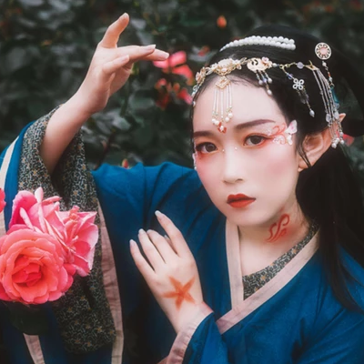 花間賞花女生頭像，唯美古風(fēng)真人頭像