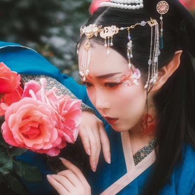 花間賞花女生頭像，唯美古風(fēng)真人頭像