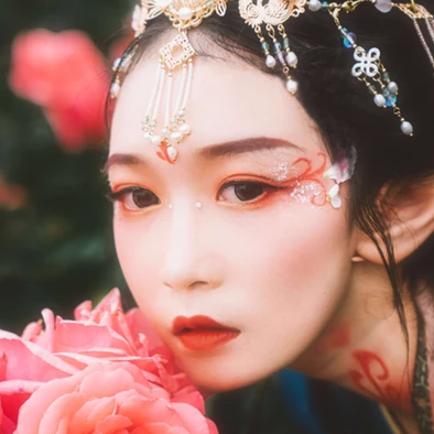 花間賞花女生頭像，唯美古風(fēng)真人頭像