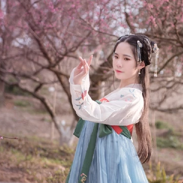 優(yōu)雅粉花帶團扇女生頭像，唯美古風真人頭像