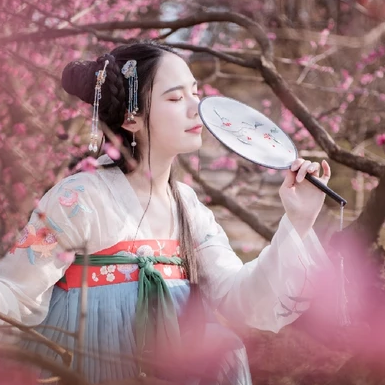 優(yōu)雅粉花帶團扇女生頭像，唯美古風真人頭像