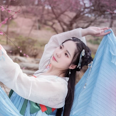 優(yōu)雅粉花帶團扇女生頭像，唯美古風真人頭像