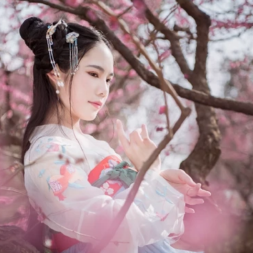 優(yōu)雅粉花帶團扇女生頭像，唯美古風真人頭像