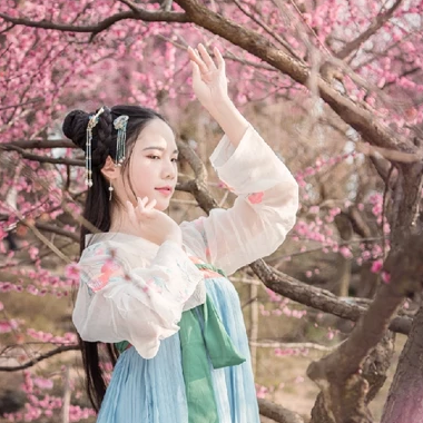 優(yōu)雅粉花帶團扇女生頭像，唯美古風真人頭像