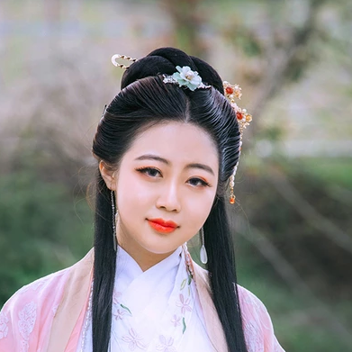 精致優(yōu)雅帶扇女生頭像，唯美古風(fēng)真人頭像