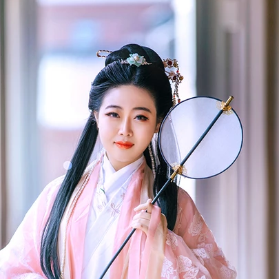 精致優(yōu)雅帶扇女生頭像，唯美古風(fēng)真人頭像