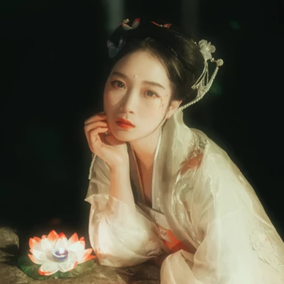 月夜蓮燈女生頭像，唯美古風(fēng)真人頭像