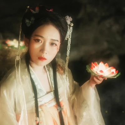 月夜蓮燈女生頭像，唯美古風(fēng)真人頭像