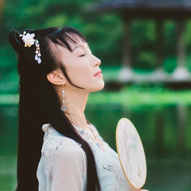 清新文藝帶團(tuán)扇女生頭像，唯美古風(fēng)真人頭像