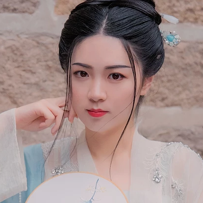 清風拂面帶團扇女生頭像，唯美古風真人頭像
