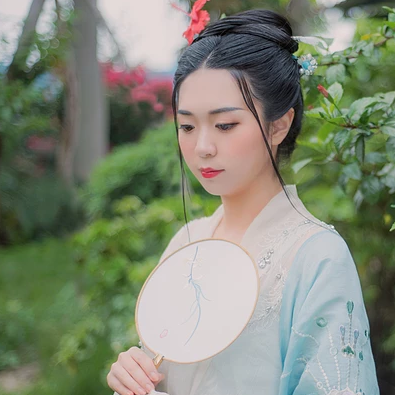清風拂面帶團扇女生頭像，唯美古風真人頭像