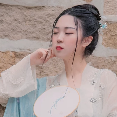 清風拂面帶團扇女生頭像，唯美古風真人頭像