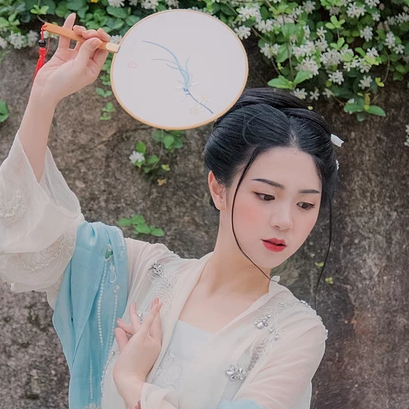 清風拂面帶團扇女生頭像，唯美古風真人頭像