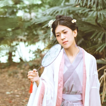 簡(jiǎn)約帶團(tuán)扇女生頭像，唯美古風(fēng)真人頭像