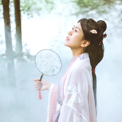 簡(jiǎn)約帶團(tuán)扇女生頭像，唯美古風(fēng)真人頭像