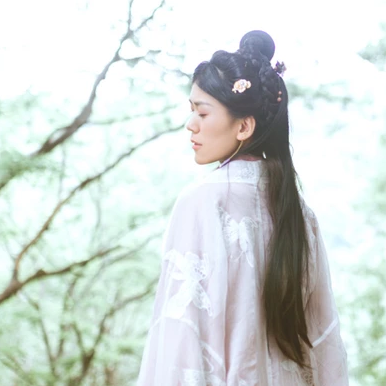 簡(jiǎn)約帶團(tuán)扇女生頭像，唯美古風(fēng)真人頭像