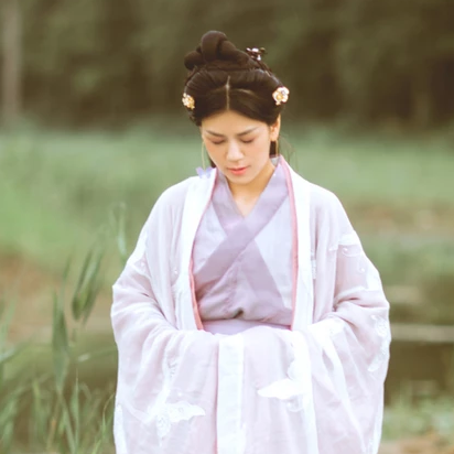 簡(jiǎn)約帶團(tuán)扇女生頭像，唯美古風(fēng)真人頭像