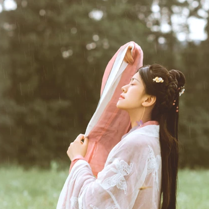 簡(jiǎn)約帶團(tuán)扇女生頭像，唯美古風(fēng)真人頭像