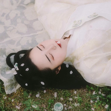 櫻落漫天女生頭像，唯美古風(fēng)真人頭像