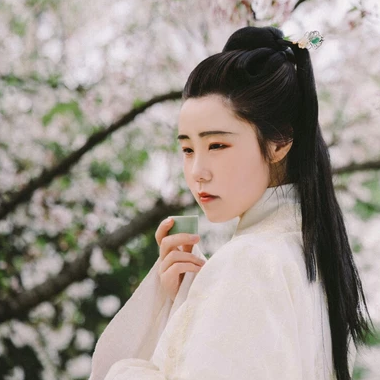 櫻落漫天女生頭像，唯美古風(fēng)真人頭像