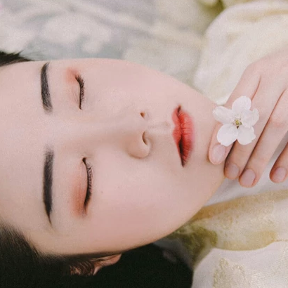 櫻落漫天女生頭像，唯美古風(fēng)真人頭像