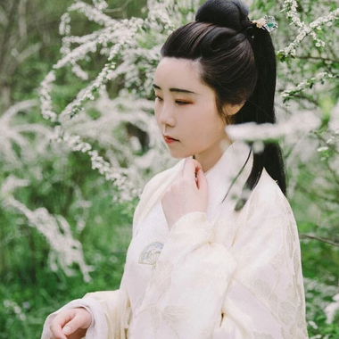 櫻落漫天女生頭像，唯美古風(fēng)真人頭像