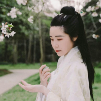 櫻落漫天女生頭像，唯美古風(fēng)真人頭像