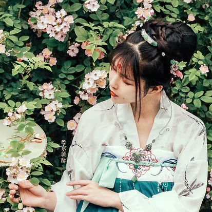 清新繁花帶傘女生頭像，唯美古風(fēng)真人頭像