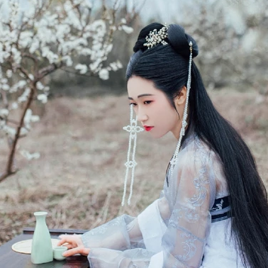 漫山花落帶團(tuán)扇女生頭像，唯美古風(fēng)真人頭像