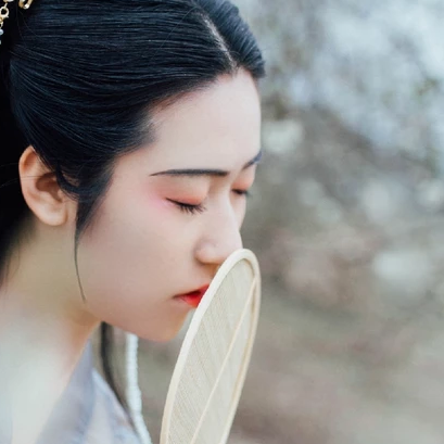 漫山花落帶團(tuán)扇女生頭像，唯美古風(fēng)真人頭像