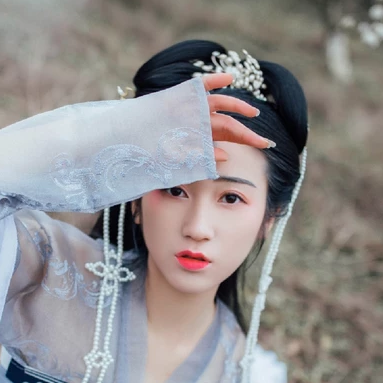 漫山花落帶團(tuán)扇女生頭像，唯美古風(fēng)真人頭像