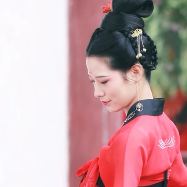大唐紅裳帶傘女生頭像，唯美古風(fēng)真人頭像