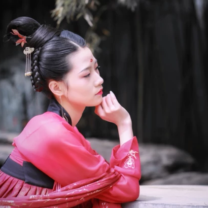 大唐紅裳帶傘女生頭像，唯美古風(fēng)真人頭像