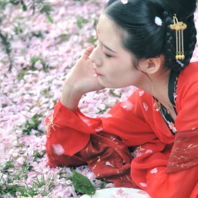 大唐紅裳帶傘女生頭像，唯美古風(fēng)真人頭像